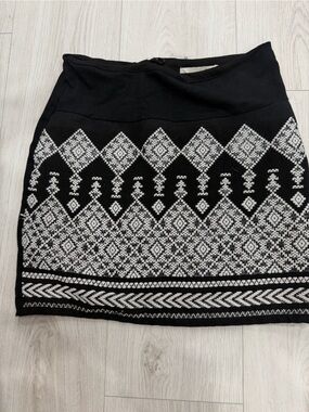 *FREE WITH BUNDLE* H&M Black and White Patterned Knit Skirt